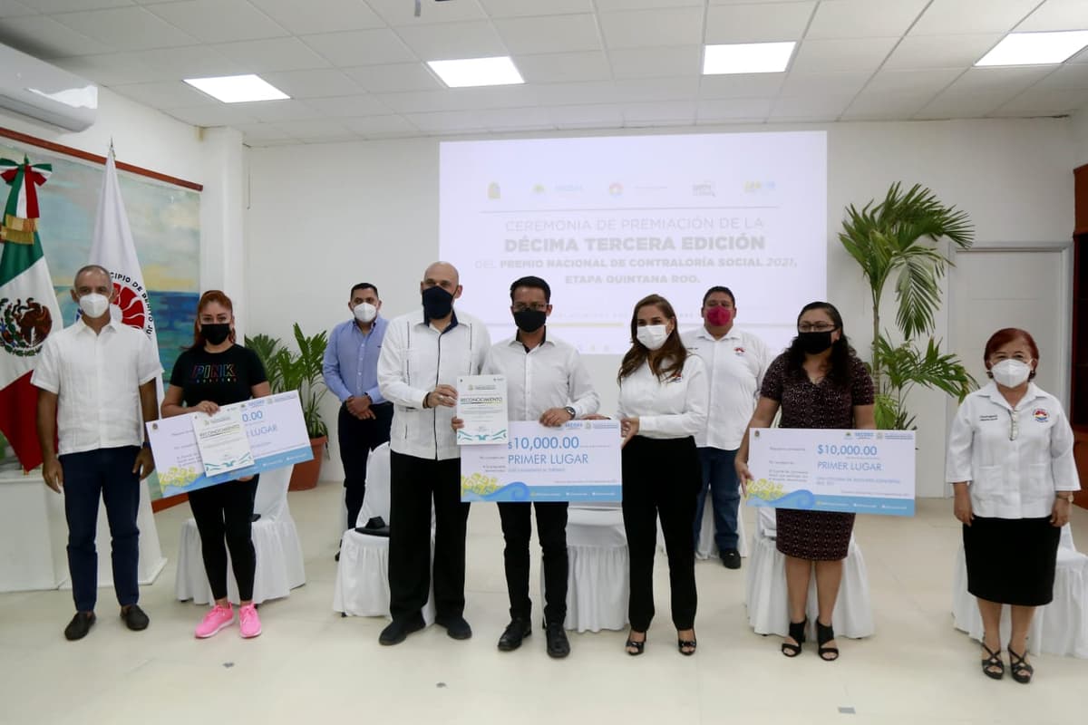 Mara entrega premio de Contraloría social a comités Benito Juarez