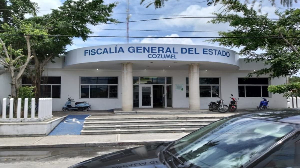 Detienen a dos mujeres por romper sellos de la Fiscalía, en Cozumel