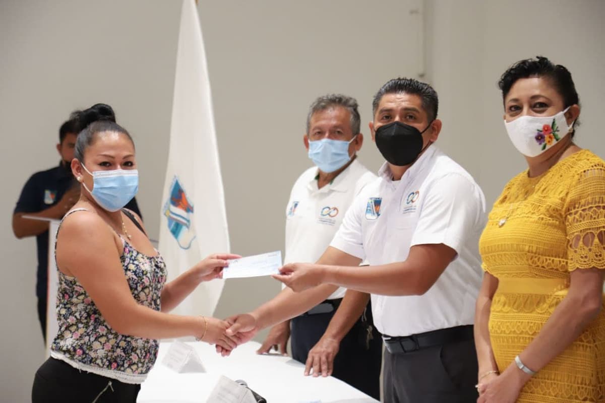 Cumple Puerto Morelos compromisos a estudiantes con pago de becas "Un paso hacia lo grande"
