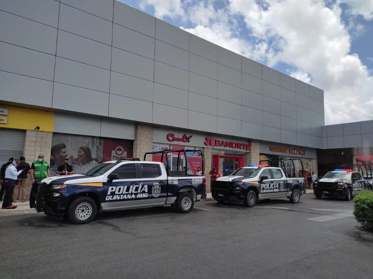 Fracasan taxistas en intento de expulsar a mototaxis de plaza comercial en Cancún