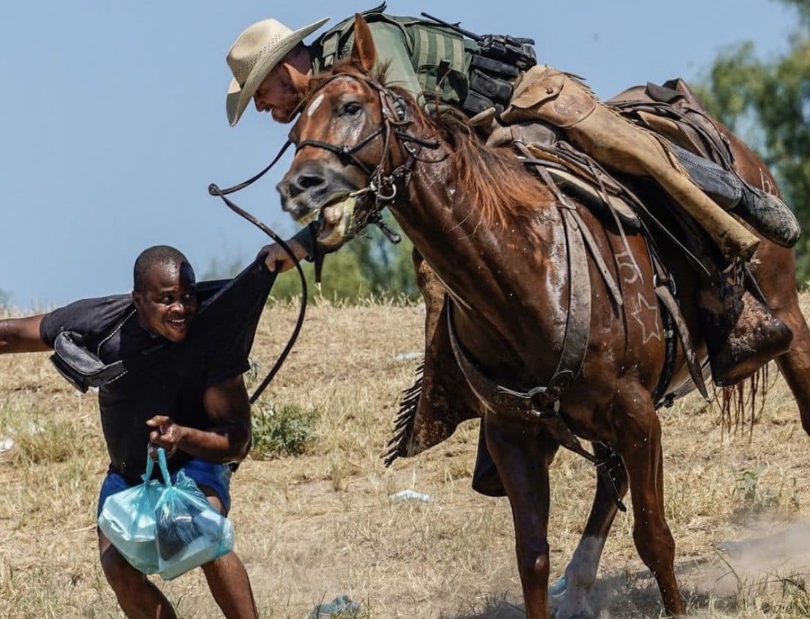 Registran a agentes de Estados Unidos reprimiendo a inmigrantes haitianos con caballos y látigos