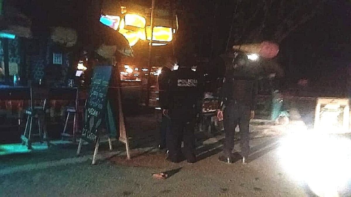 Policías realizan operativo en Bar Rosa Negra de Tulum; hay varios detenidos