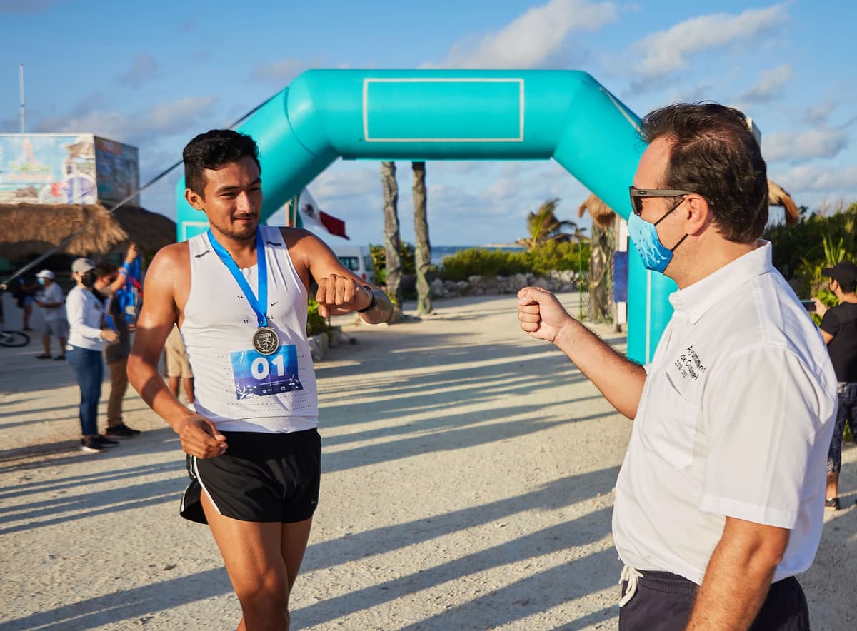 Da Pedro Joaquín banderazo de salida y premia a triunfadores de la carrera Race for the Reef