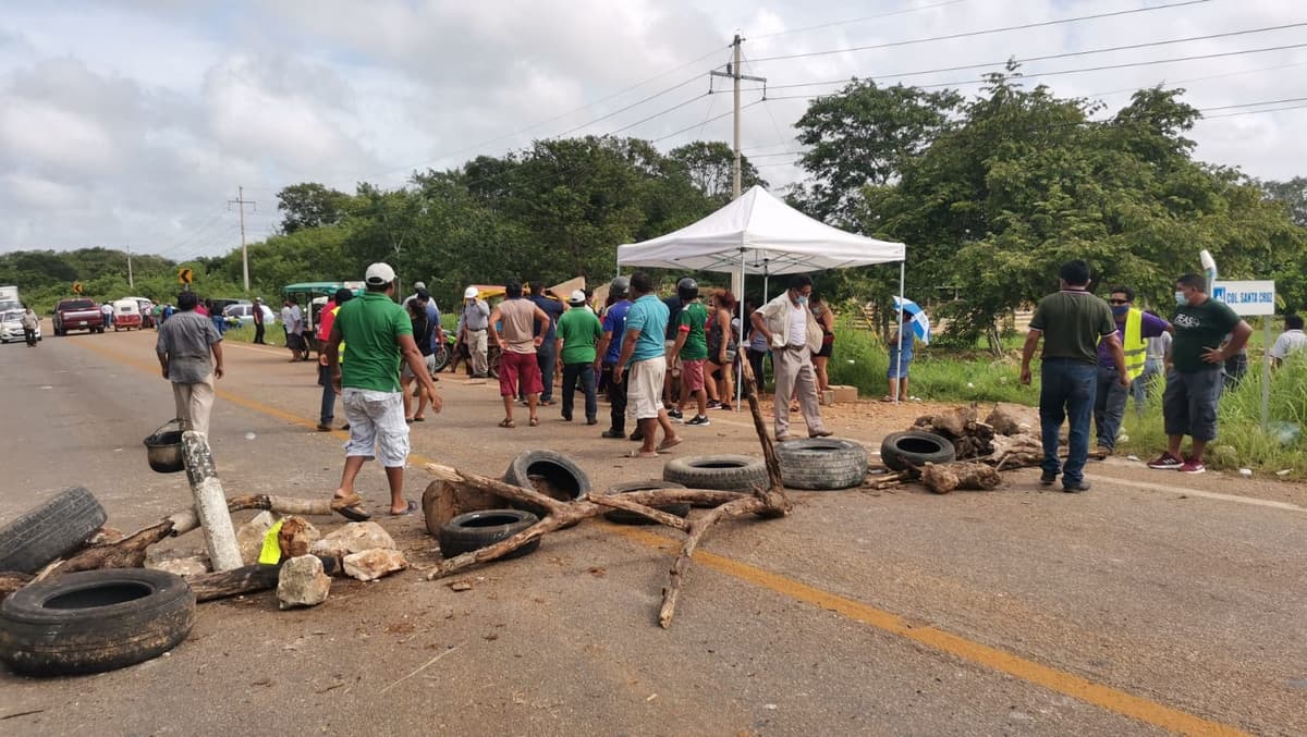 Persiste bloqueo carretero de trabajadores del Ayuntamiento de José María Morelos