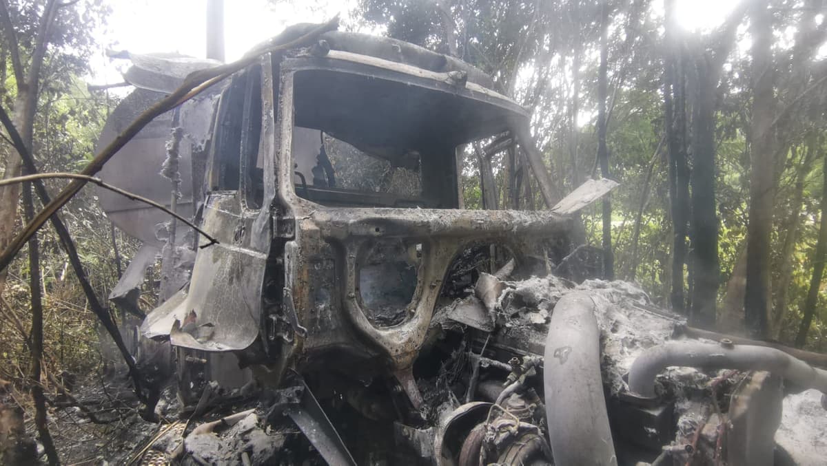 Tráiler se sale del camino y termina incendiado en tramo carretero de Felipe Carrillo Puerto