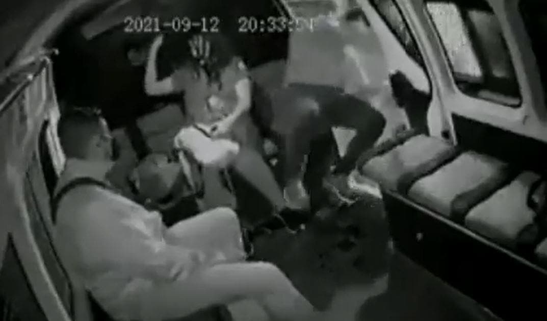 VIDEO: Se cayó tras quedarse dormido en la combi, quedó grabado y es viral