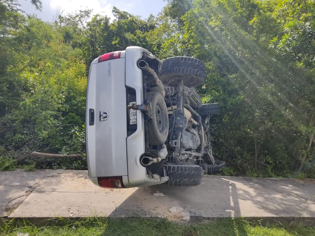 Camioneta se sube a la banqueta y atropella a una mujer en Playa del Carmen