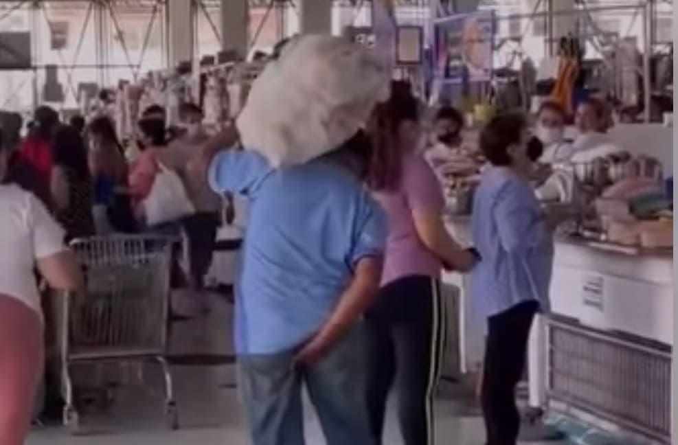 VIDEO: Captan a empleado de Central de Abastos rascándose la coliflor y oliéndose la mano