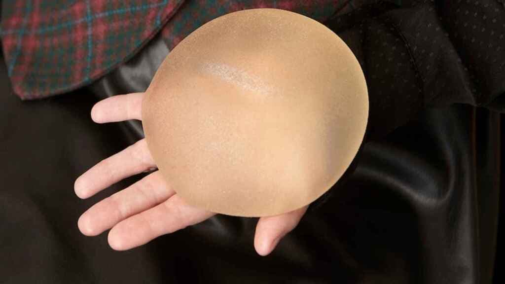 ¡Insólito! Trabajador de la morgue se roba prótesis mamarias de un cadáver