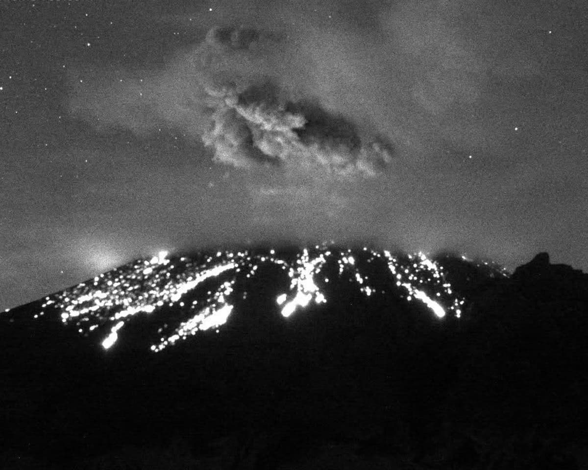 Volcán Popocatépetl registra explosión y lanza columna de vapor y gases