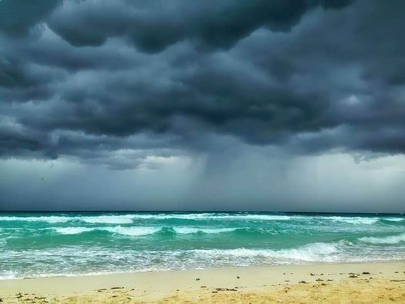 ¡LA ROPAAAAAA! Pronostican fuertes lluvias durante todo el día en Quintana Roo