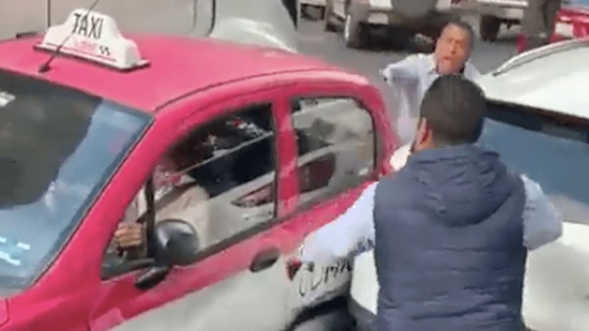 Trailer choca contra taxi y embiste otros cinco autos durante un plantón en CDMX