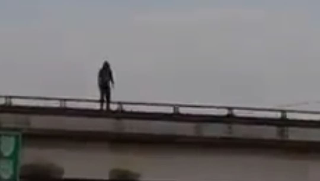 Joven se avienta de un puente en Mérida y sobrevive; lo reportan grave