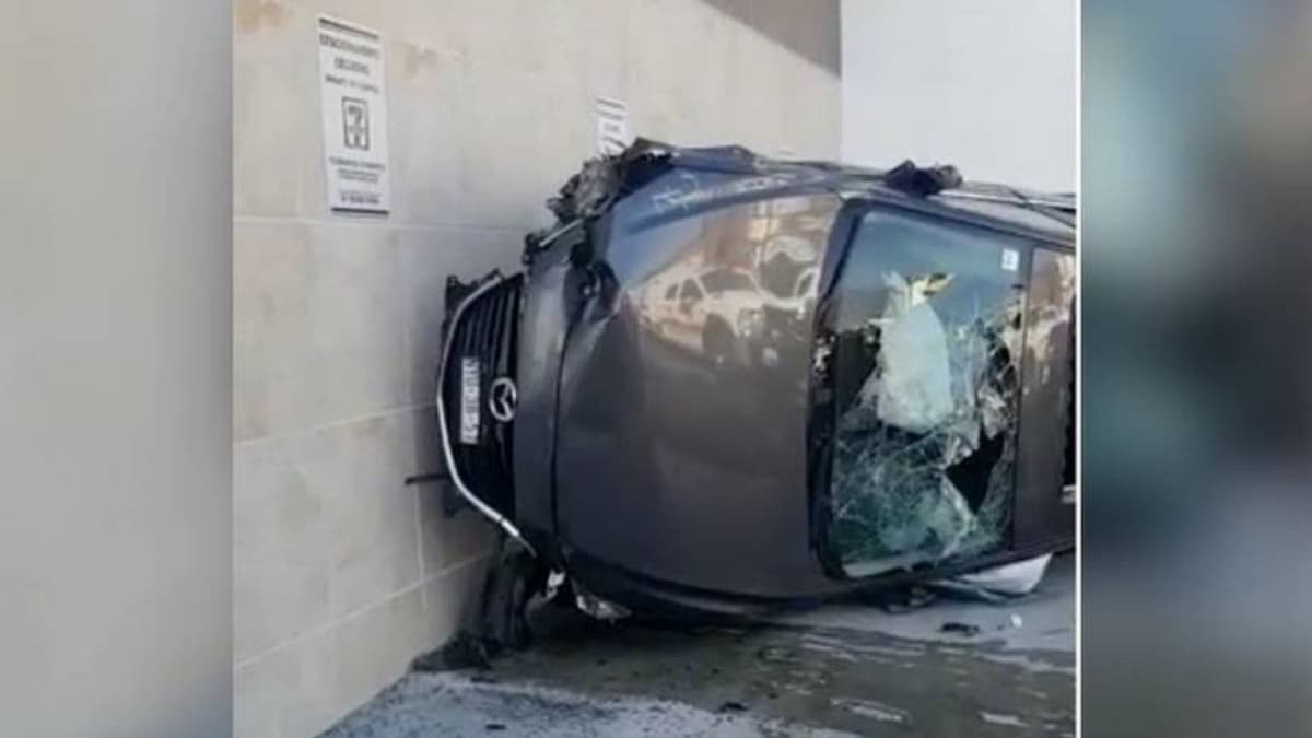 ¡Como de película! Un auto se impacta, sale volando y cae sobre otros carros estacionados