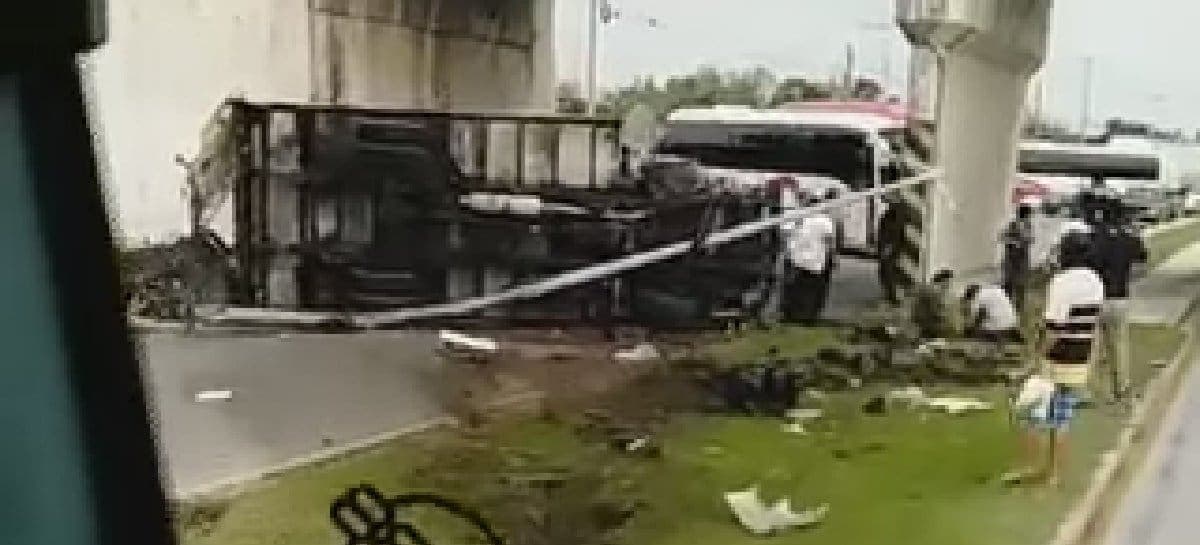VIDEO INÉDITO: Cae camioneta de puente del aeropuerto de Cancún