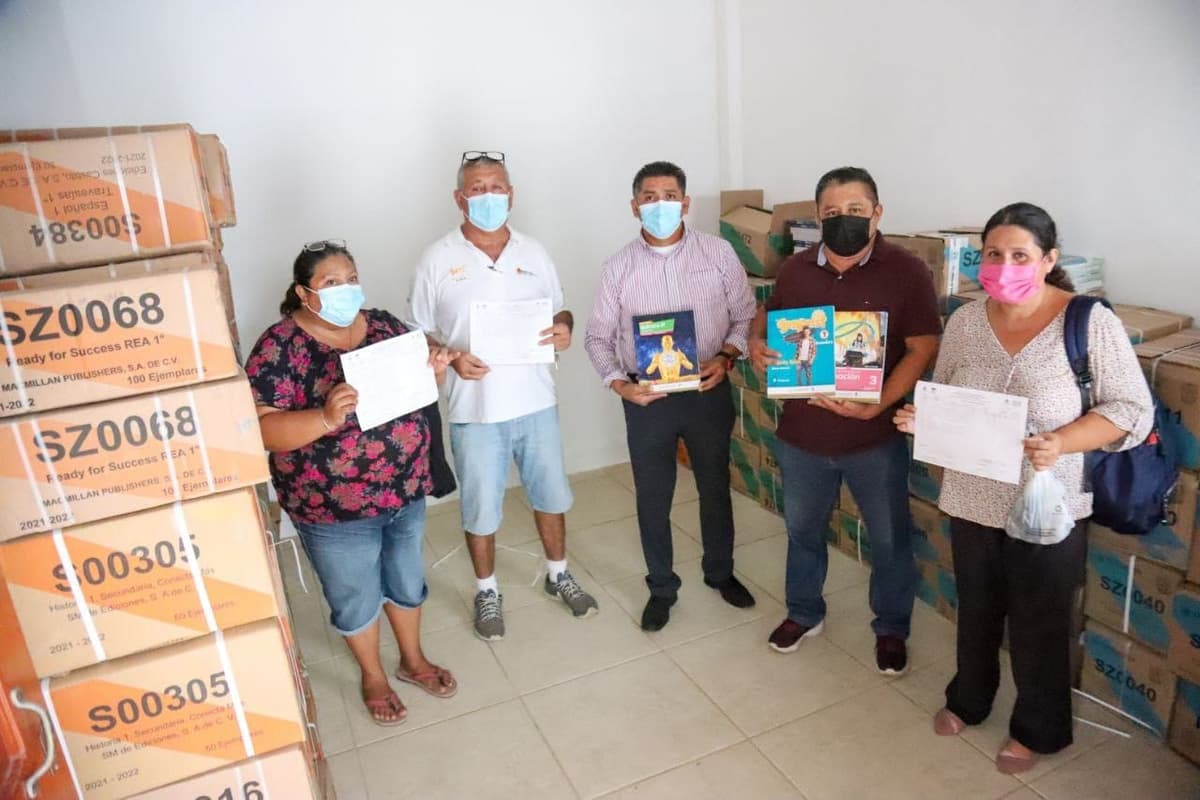Gobierno de Puerto Morelos participa en entrega de libros de texto gratuitos a secundarias