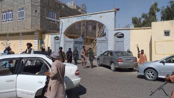 Talibanes ejecutan a una expolicía embarazada