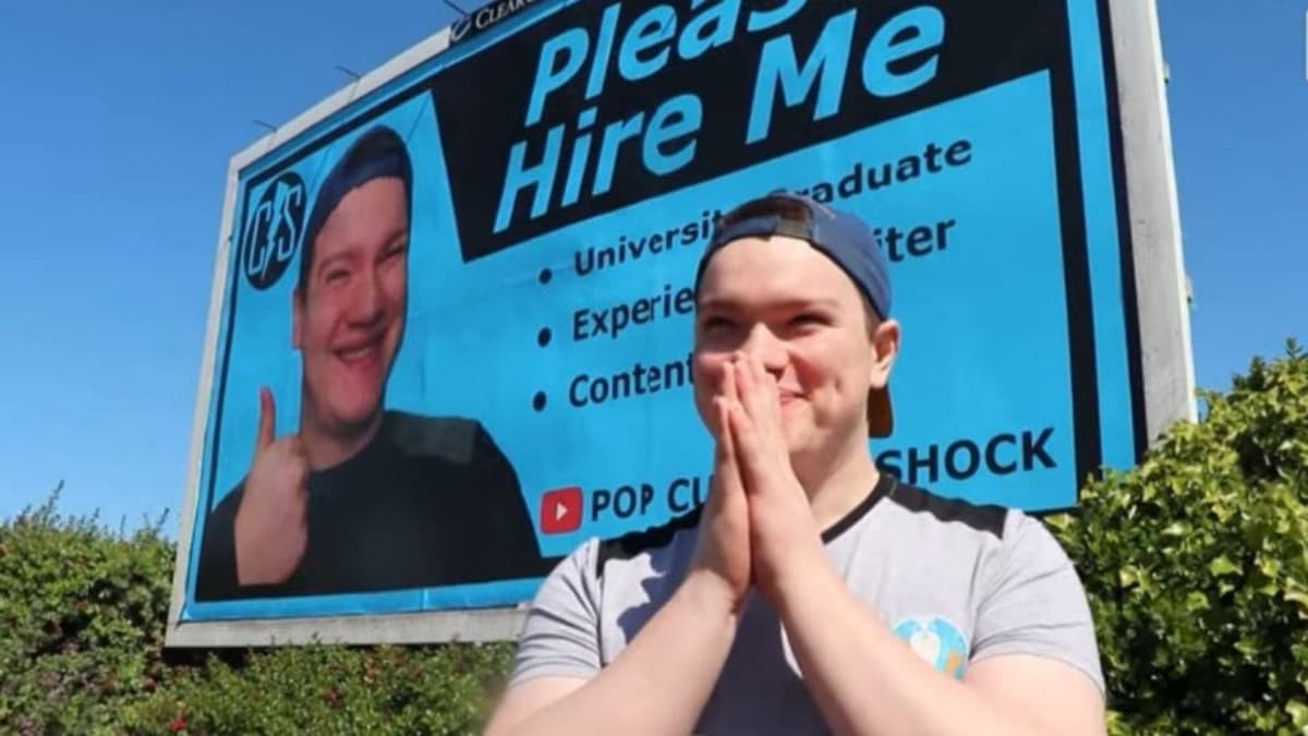 Un Joven decide colocar su CV en un anuncio gigante para conseguir trabajo y se volvió viral
