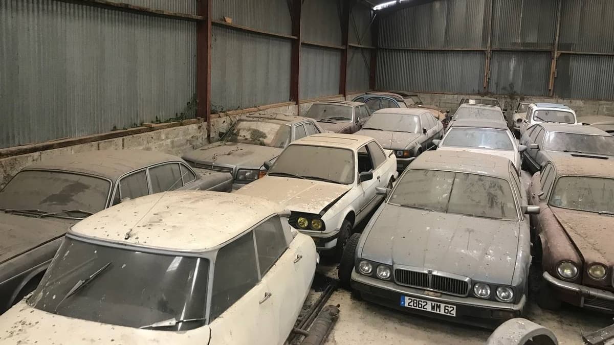 ¡Impresionante hallazgo! Encuentran una colección de casi 200 coches clásicos abandonados