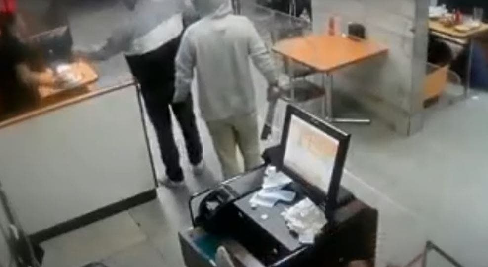 VIDEO: El momento exacto en que sujetos asaltan con machetes un restaurante y agreden a los clientes