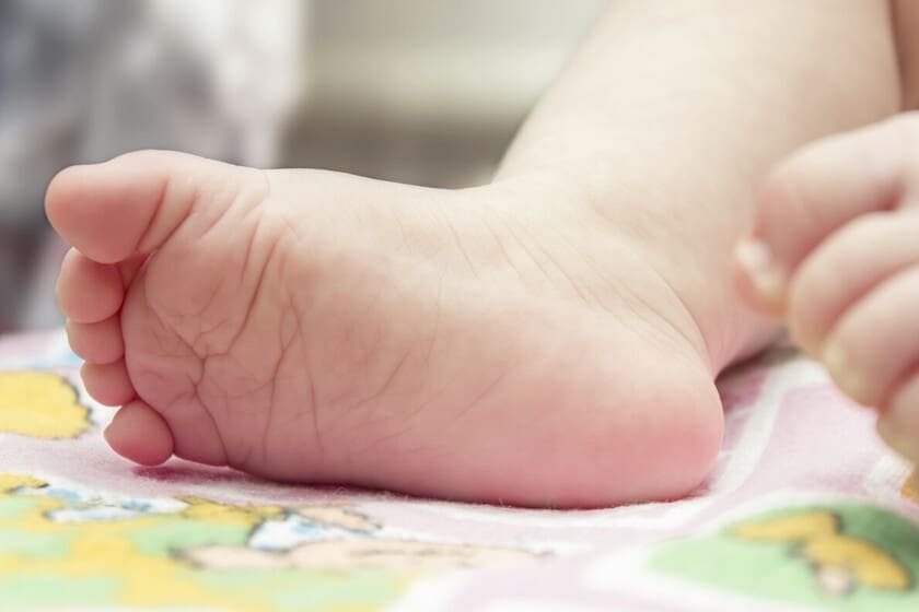 Mujer encuentra a su bebé de dos años muerto con un mensaje