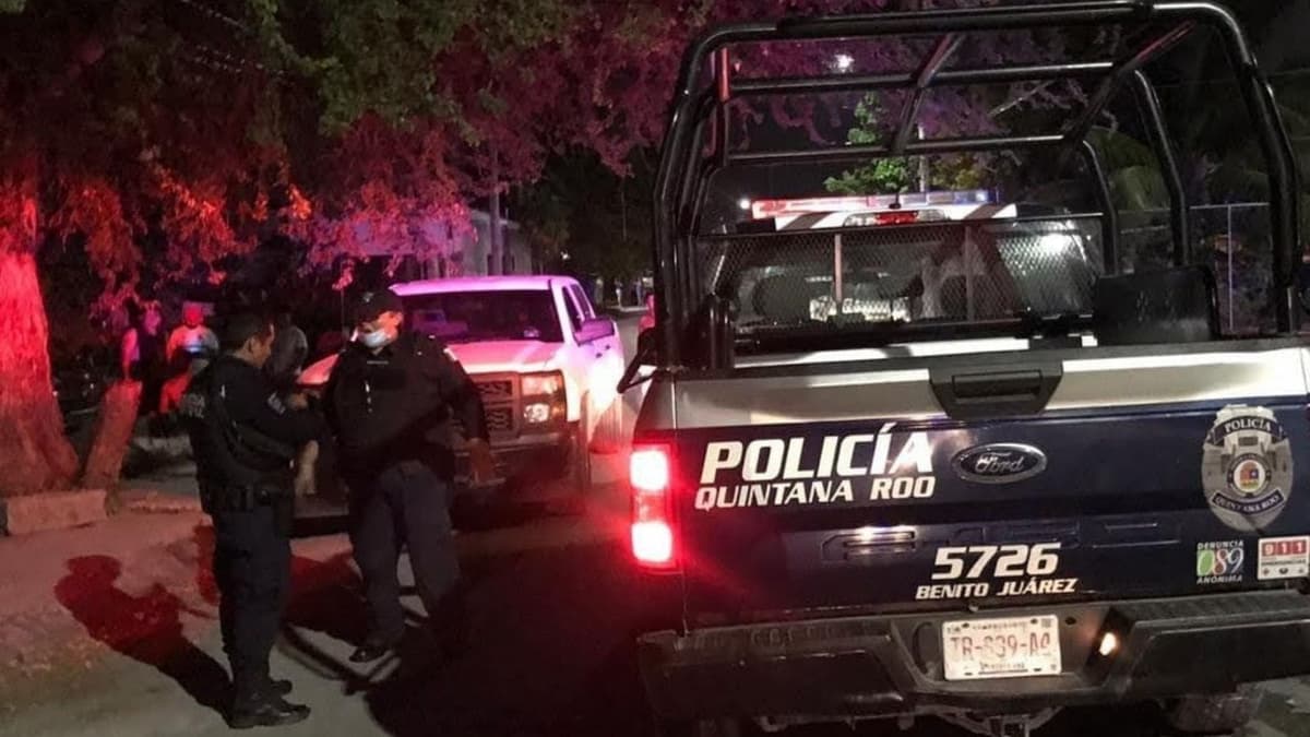 Delincuentes le roban arma a un policía mientras saltaban una tienda en Cancún