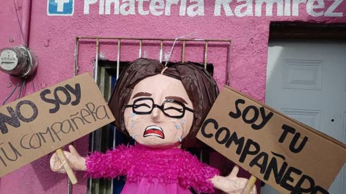 Andra, persona no binaria, presentará demanda por piñata con su figura