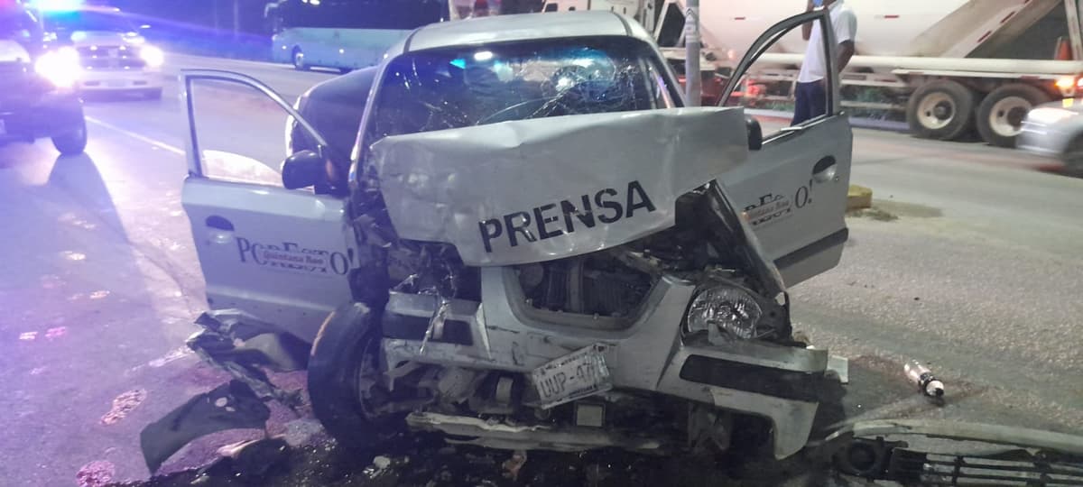 Se estrella conductor contra un autobús y termina hospitalizado en Cancún