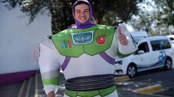 Samuel García y Mariana Rodríguez se disfrazan de Buzz Lightyear y Rex para festejo en Nuevo León