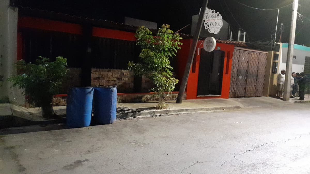 ¡ATACAN AL ROSA NEGRA! Gatilleros disparan afuera del bar