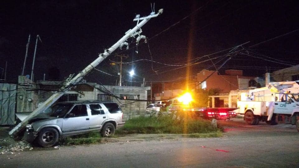 Ebrio conductor se impacta con poste de luz y deja sin energía eléctrica varias colonias en Cancún