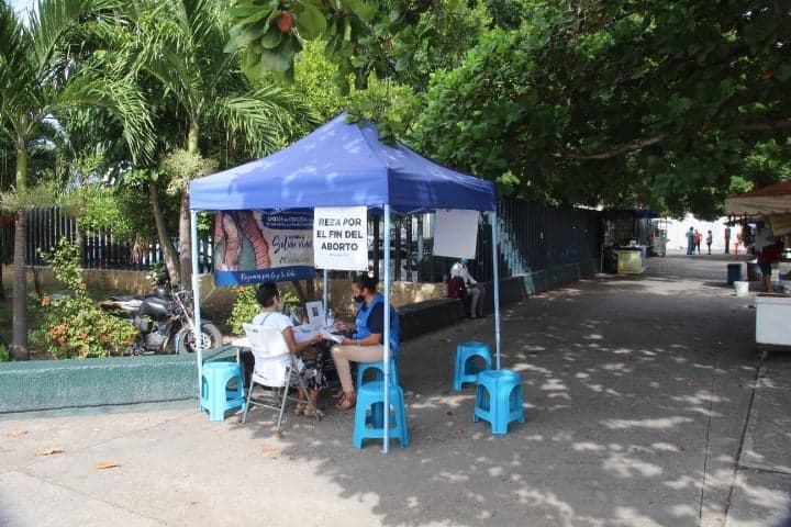 Mujeres realizan maratón de oración afuera de clínica, en contra del aborto