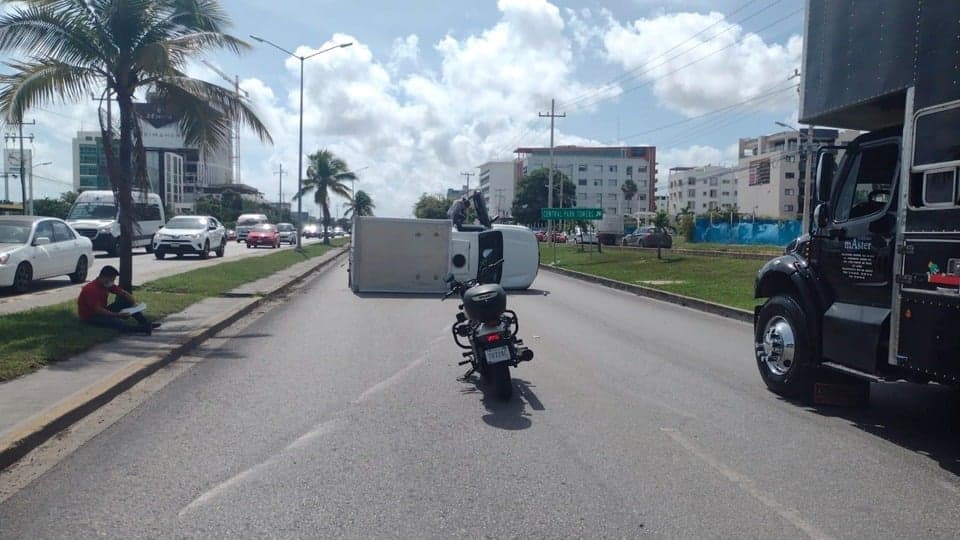 Aparatosa volcadura de camioneta por malas condiciones del bulevar Colosio de Cancún