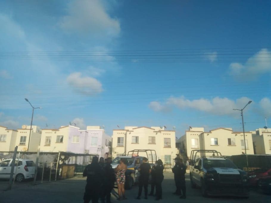 Balean en Cancún a dos jóvenes desde una motocicleta y sobreviven