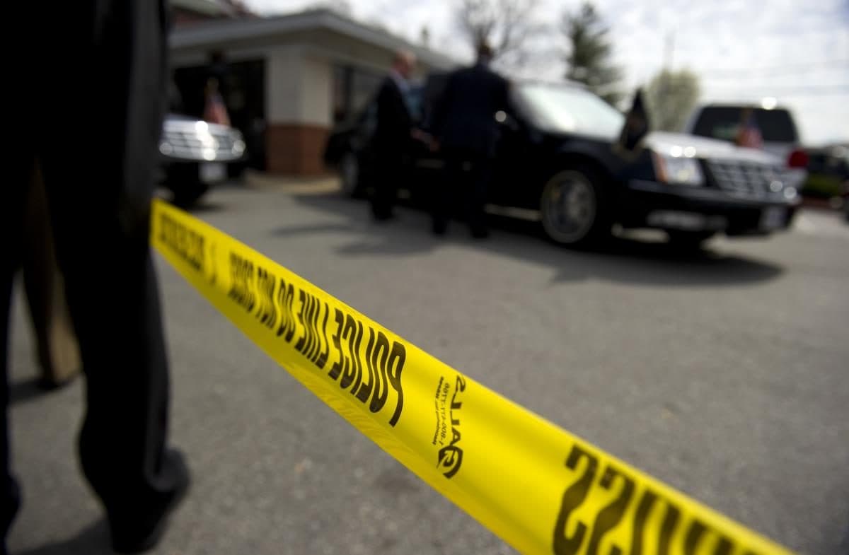 Hallan a tres niños abandonados en un apartamento junto a los restos de su hermano