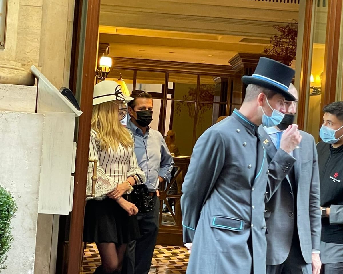 Video: Captan a Enrique Peña Nieto en hotel de lujo en Italia y le gritan 'ratero'