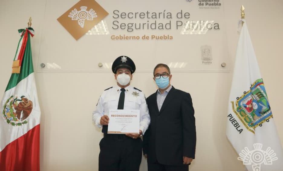 Policía recibe medalla por regalar unas sandalias a un niño