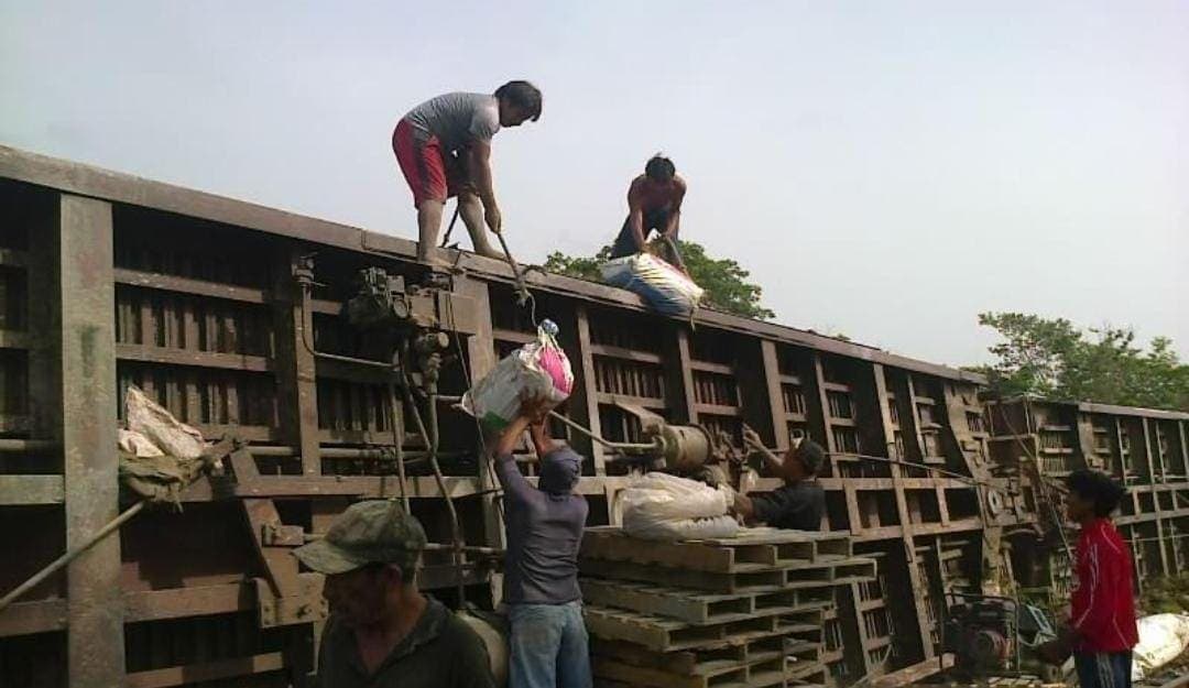 Rapiña de cemento en la carretera de Mérida a Campeche