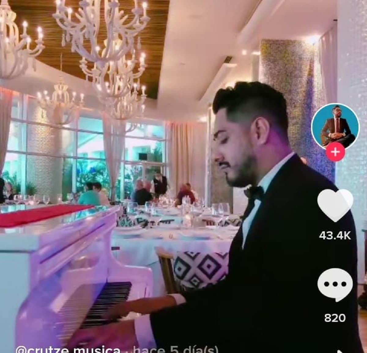 ¡Nadie lo nota! Pianista clásico toca 'cumbión' en fino restaurante y se hace viral en TikTok
