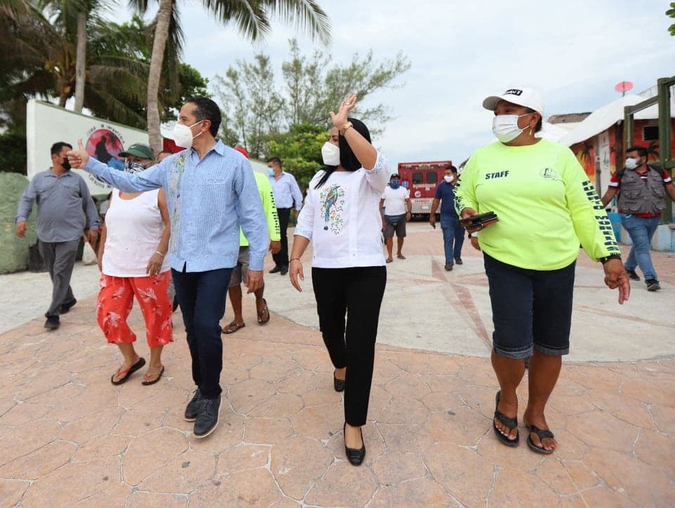 Anuncian el Gobernador y la presidenta Blancboletín de a Merari Tziu Muñoz obra de pavimentación en Puerto Morelos
