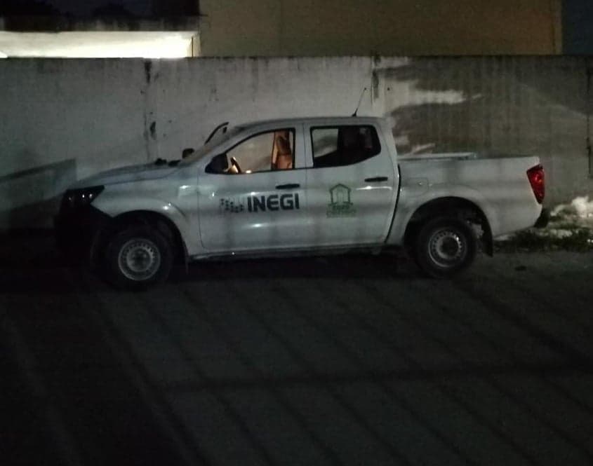 Recuperan vehículo oficial que usaron para escapar asaltantes de ferretería en Cancún