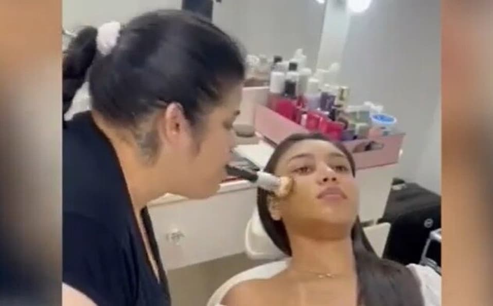 Mujer realiza maquillaje con la boca y se hace viral en Tik Tok por su gran habilidad