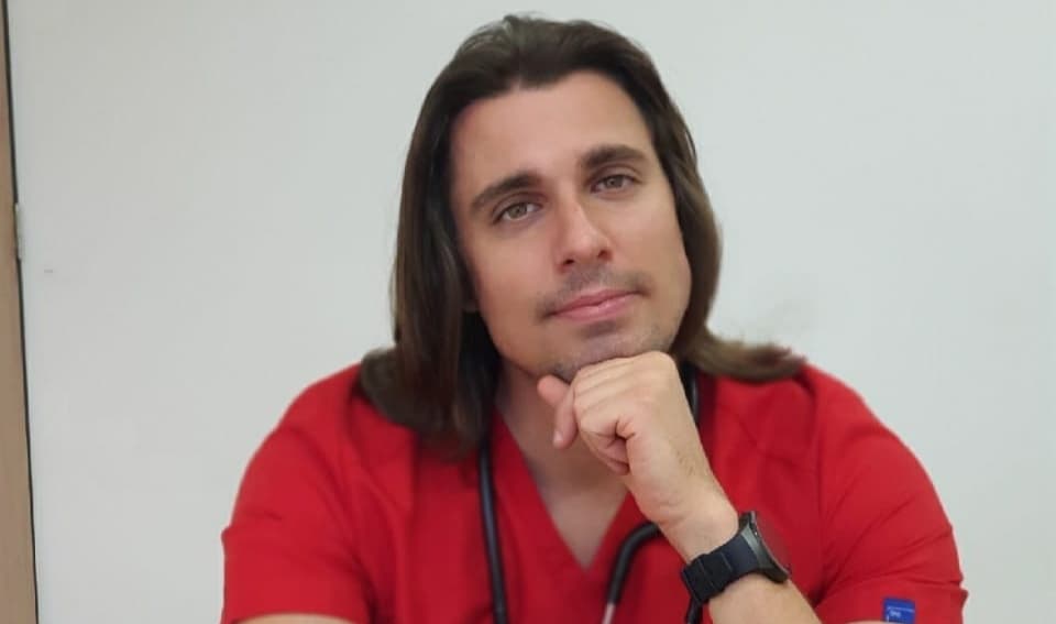 Doctor ofrece consultas en Holbox y se vuelve viral por 'guapo'