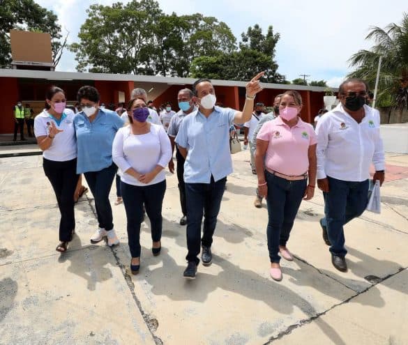 Carlos Joaquín verifica obras para mejorar la imagen urbana de Bacalar