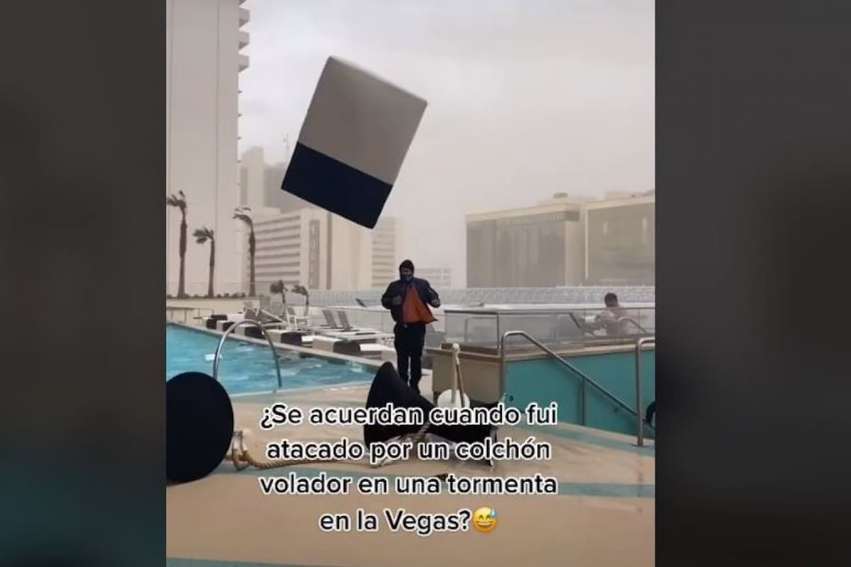 Un joven es golpeado por un colchón volador durante una tormenta