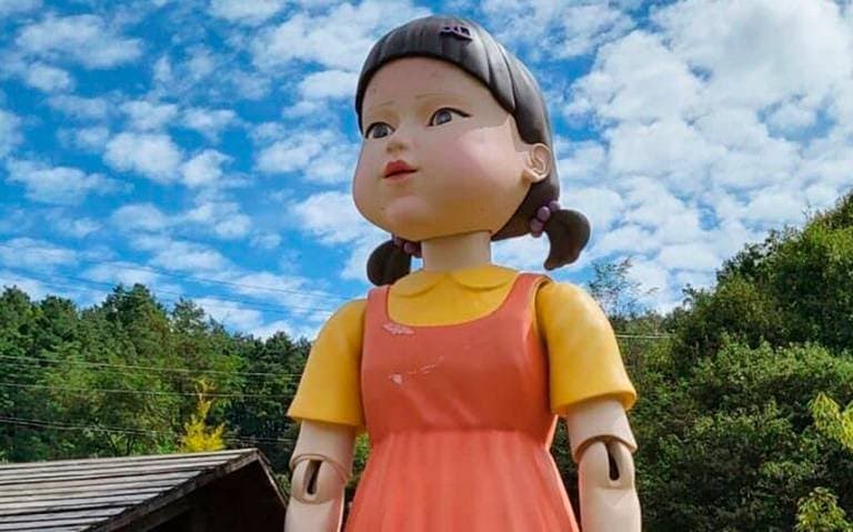 La muñeca del Juego del Calamar custodia un museo sucoreano