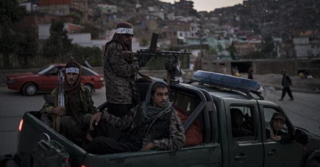 Atentado en mezquita en Afganistán deja decenas de muertos y heridos