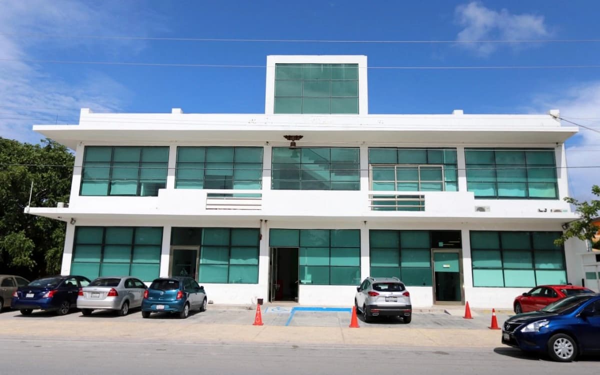 VIDEO: Ladrón hace mucho ruido intentando robar una casa, lo descubren y pide perdón