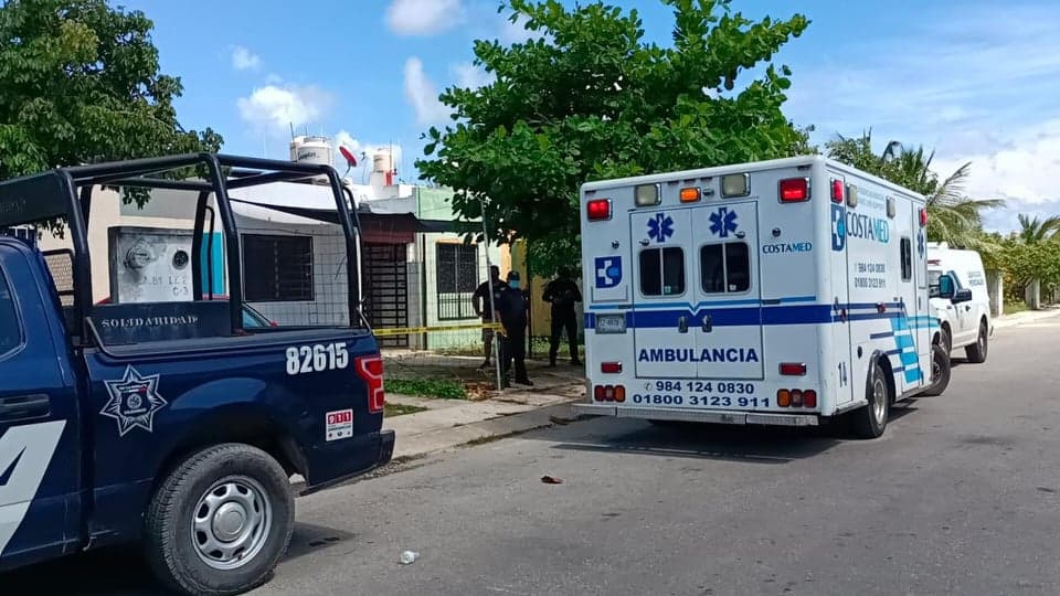Hallan a un hombre colgado en el patio de su casa, en Playa del Carmen