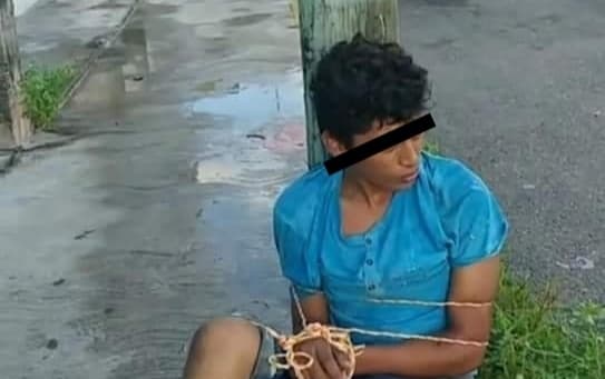 Amarran a un poste a presunto ladrón en colonia Centro de Cozumel